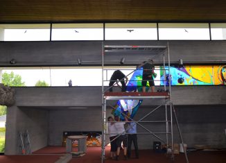 Die fünf bunten Fenster des neuen Lichtbands werden eingebaut. Foto: Kirchengemeinde Schapen