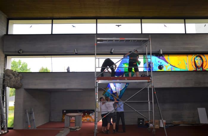 Die fünf bunten Fenster des neuen Lichtbands werden eingebaut. Foto: Kirchengemeinde Schapen