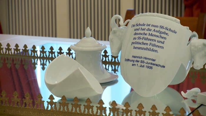 Eine zerbrochene Vase steht in der Dauerausstellung als Symbol für die Zeit des Schlosses als SS-Junkrerschule. Foto: der Löwe / Knut Bussian