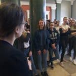 Svenja Schmidt (vorne links), die ihr Freiwilliges Soziales Jahr Kultur im Schlossmuseum absolviert, leitete den Workshop gemeinsam mit Museumsleiterin Dr. Ulrike Sbresny. Foto: der Löwe / Knut Bussian