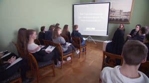 Museumsleiterin Dr. Ulrike Sbresny begrüßt Schülerinnen und Schüler der Ricarda-Huch-Schule zum Workshop. Foto: der Löwe / Knut Bussian