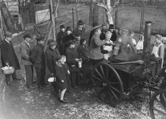 Armenspeisung im Berlin der Weimarer Republik. Foto: Bundesarchiv, Bild 183-T0706-501 / CC-BY-SA 3.0