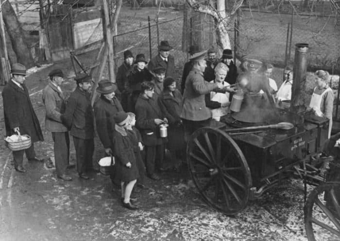 Armenspeisung im Berlin der Weimarer Republik. Foto: Bundesarchiv, Bild 183-T0706-501 / CC-BY-SA 3.0