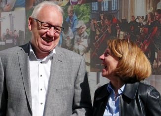 Hans-Herbert Jagla, Vostandsvorsitzender der Bürgerstiftung Braunschweig, und Vorstandsmitglied Andrea Reinhart freuen sich über die Auszeichnung der Stiftenden. Foto: Katharina Lohse