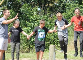 Sportlehrer Stephan Neugebauer (links) mit Schülerinnen und Schülern der Grund- und Hauptschule Rüningen im Seilgarten Salzgitter. Foto: Der Löwe