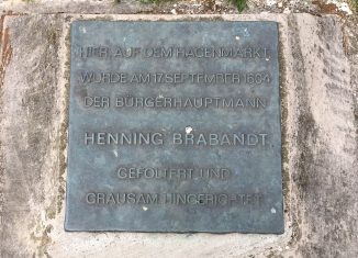 Diese Platte am Hagenmarkt erinnert an Henning Brabandt und seine bestialische Hinrichtung. Foto: Der Löwe