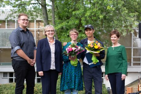 v.l.n.r.: Fabian Bruns (SBK, Presse- und Öffentlichkeitsarbeit), Brunhilde Frye-Grunwald (Stellvertretende Direktorin der SBK), Miriam Laage und One-Seok Choi und HBK-Präsidentin Dorothea Hilliger. Foto: HBK/Gideon Hoja