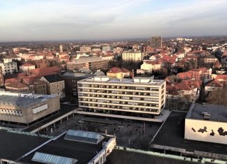 Hochschulforum der Technischen Universität Braunschweig. Links die Universitätsbibliothek, rechts das Audimax. Foto: Braunschweigische Landschaft/Olaf Gisbertz