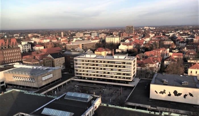 Hochschulforum der Technischen Universität Braunschweig. Links die Universitätsbibliothek, rechts das Audimax. Foto: Braunschweigische Landschaft/Olaf Gisbertz