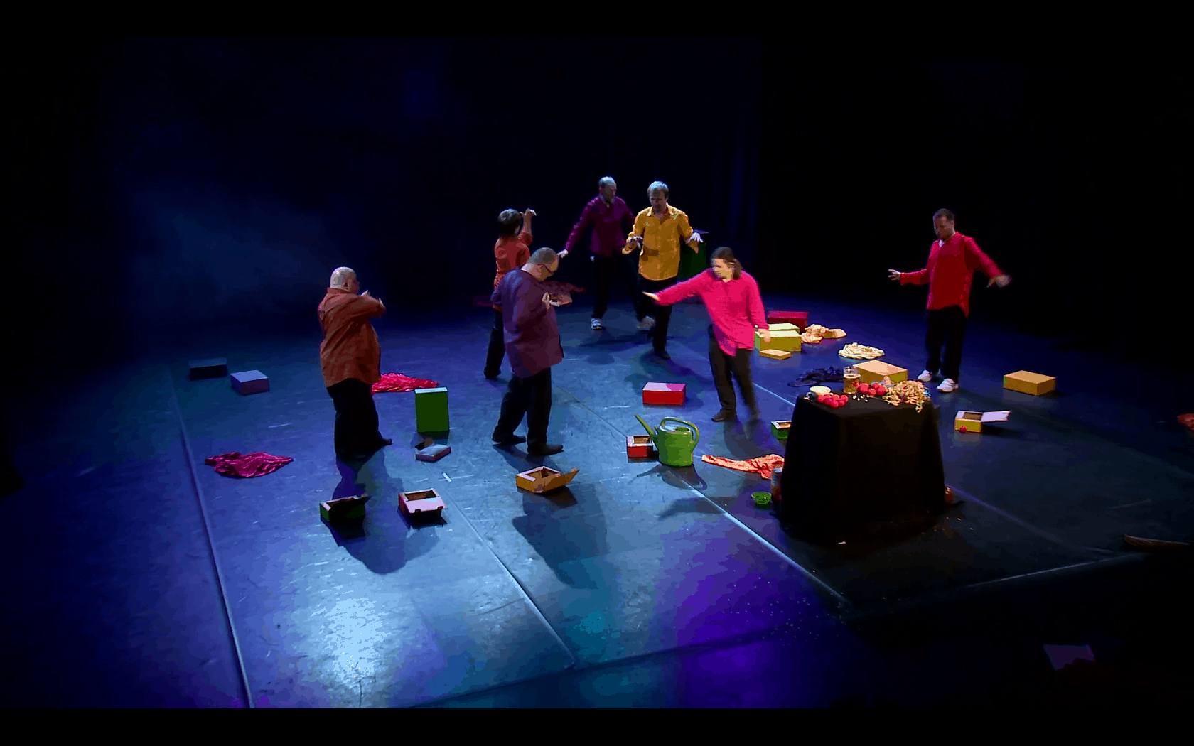 Im Zentrum der zwei Wochen steht das neue Stück der Theatergruppe „Endlich“ der Evangelischen Stiftung Neuerkerode. Es heißt „Darf man lachen???“. Wir haben die Generalprobe besucht und ein Video darüber produziert.