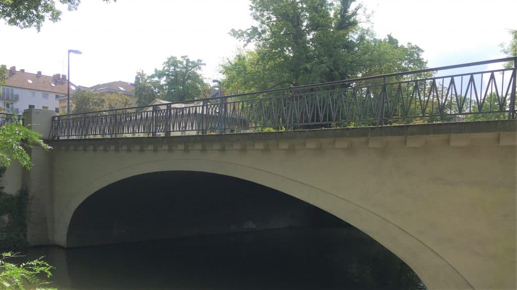Die Stein­tor­brücke wurde verrückt