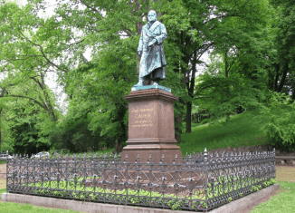 Das Gauß-Denkmal am Fuße des Gaußbergs. Archiv: IBR