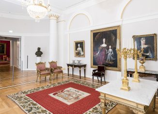 Audienzzimmer Schlossmuseum mit zwei Sesseln mit blassrotem Bezug. Foto: Schlossmuseum/Küstner