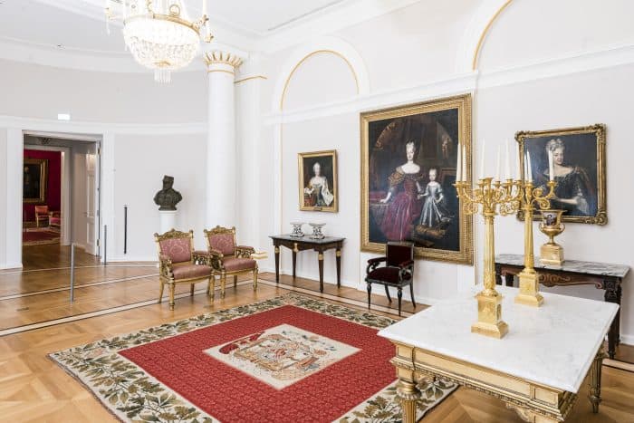Audienzzimmer Schlossmuseum mit zwei Sesseln mit blassrotem Bezug. Foto: Schlossmuseum/Küstner
