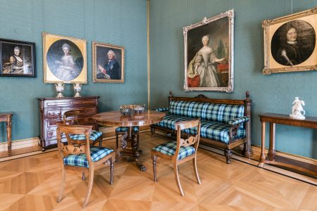 Im Arbeitszimmer stehen auf dem Tisch zwei Rauchschalen: Foto: Schlossmuseum/Küstner