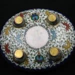 Unter den Rauchschalen aus Emaille steht „Herzogliches Residenz-Schloss Braunschweig“. Sie wurden vom Regenten Johann Albrecht von Mecklenburg 1911 in Japan bestellt worden, um sie in einem von ihm neu eingerichteten „Japanischen Zimmer“ zu zeigen. Foto: Schlossmuseum/Küstner