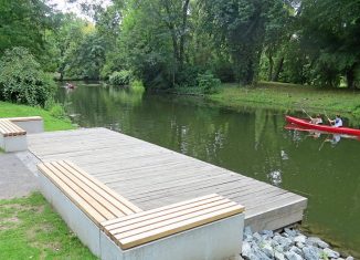 Das ist der neue Holzsteg an der Oker, der an alte Flussbadeanstalten erinnern soll. Foto: Norbert Jonscher