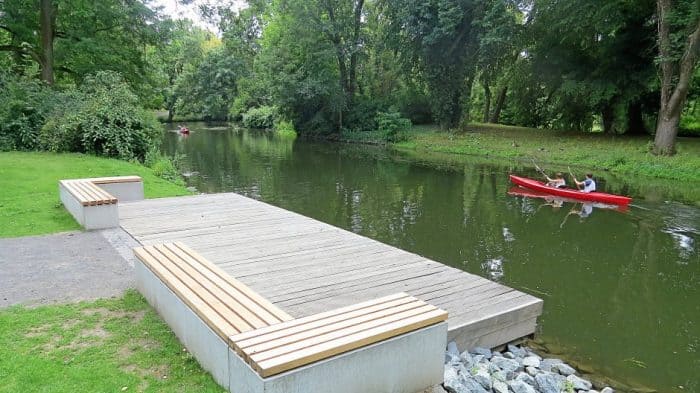 Das ist der neue Holzsteg an der Oker, der an alte Flussbadeanstalten erinnern soll. Foto: Norbert Jonscher