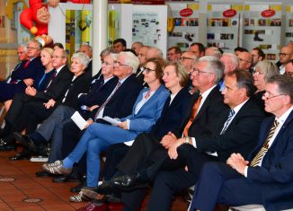 Festakt im Landesmuseum mit u.a. Oberbürgermeister Ulrich Markurth (vorne 2.v.r.), dem Vorstandsvorsitzenden der Stiftung und Braunschweigs Ehrenbürger Gerhard Glogowski (vorne 6.v.r.) sowie Vorstandsmitglied der Stiftung und Ehrenbürger der Stadt Richard Borek (vorne 4. V.l.). Foto: Braunschweigische Stiftung / Andreas Greiner-Napp