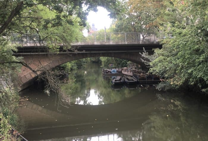 Die Auskragungen aus Beton haben den Charakter der Leonhardbrücke stark verändert. Foto: meyermedia