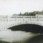 Über den Wandpfeilern waren ursprünglich gusseiserne Laternen aufgestellt. Das Steingeländer musste der Modernisierung 1956 weichen. Foto: Stadt Braunschweig