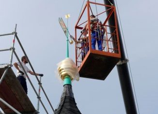 Wetterfahne und Kugel der Kirche Üplingen wurden restauriert und neu vergoldet. Foto: Staatliches Baumanagement Braunschweig