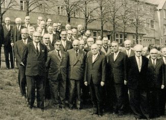 Gruppenfoto ohne Frauen. Mitglieder der Landessynode 1962 vor dem Tagungszentrum Hessenkopf (Goslar). Foto: Archiv Dietrich Kuessner