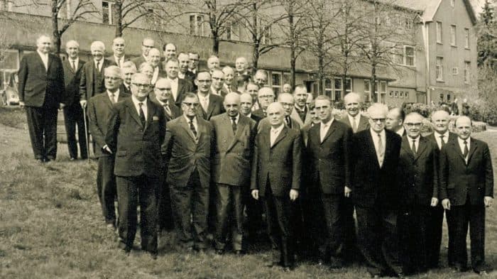 Gruppenfoto ohne Frauen. Mitglieder der Landessynode 1962 vor dem Tagungszentrum Hessenkopf (Goslar). Foto: Archiv Dietrich Kuessner