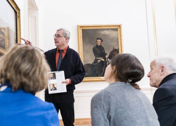 Bernd Wedemeyer erläutert anhand des Bildbestandes der Gemäldegalerie die Kriterien der Inthronisationen. Foto: Schlossmuseum