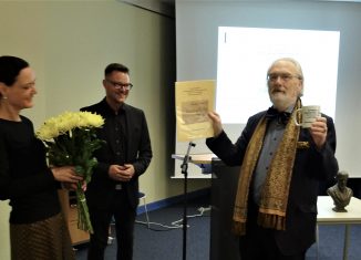 Gerd Biegel (rechts) wurde als Präsident wiedergewählt und für 25 Jahre ehrenamtlichen Vorsitz der Internationalen Raabe-Gesellschaft von Madleen Podewski und Andreas Blödorn geehrt. Foto: Internationale Raabe-Gesellschaft