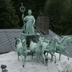 So stand die Seesener Quadriga bis März 2018 auf dem Dach der Villa Züchner. Foto: privat