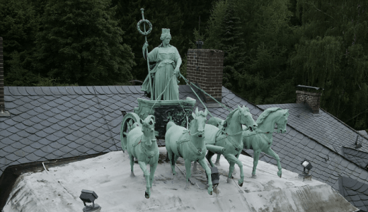 So stand die Seesener Quadriga bis März 2018 auf dem Dach der Villa Züchner. Foto: privat