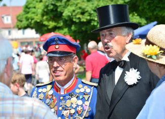 Braunschweiger Originale im Gespräch: der Deutsche Hermann und der Rechen-August mit Besuchern am 12. Tag der Braunschweigischen Landschaft (2014 in Vechelde). Foto: Andreas Greiner-Napp