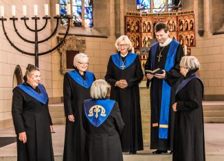 Mechthild von Veltheim (Mitte) und die Mitglieder des Konvents mit Pfarrer Christoph Holstein in der Klosterkirche St. Marienberg in Helmstedt: Foto: Konvent St. Marienberg.