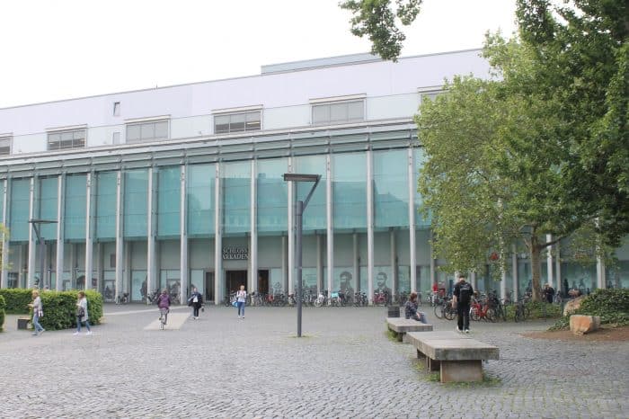 Eingang zur Theaterpassage der „Schloss-Arkaden“. Foto: Der Löwe