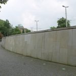 Betonmauer statt ursprünglich geplanter Treppenanlage Georg-Eckert-Straße. Foto: Der Löwe