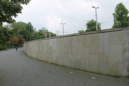 Betonmauer statt ursprünglich geplanter Treppenanlage Georg-Eckert-Straße. Foto: Der Löwe