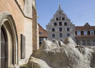 Die Restaurierung des Westgiebels des Gewandhauses und des Platzes an der Martinikirche war das erste Projekt nach den Vorzeichen des Denkmalvertrags. Foto: Peter Sierigk