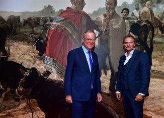 Foto 1: Ministerpräsident Stephan Weil und Oberbürgermeister Ulrich Markurth (rechts) besuchten die Ausstellung im Landesmuseum. Foto: SBK/Andreas Greiner-Napp