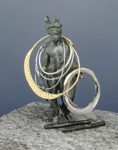 Schatzfund aus Beelen, bestehend aus einer Merkurstatuette, Orakelstäbchen und Bronzezylinder, Schatzfund von Beelen, 5. Jh. Foto: LWL-Archäologie für Westfalen/S. Brentführer