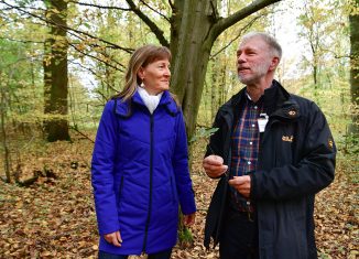 Arbeitskreisleiterin Sylke Freudenthal und SBK-Revierförster Burkhard Röker begutachten den Wald in Kampstüh bei Lehre. Foto: Andreas Greiner-Napp/SBK