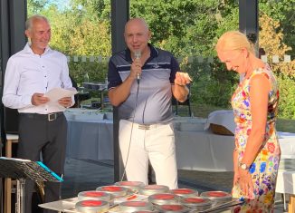 Dietmar Erler und Erika Borek freuten sich über die zusätzliche Spende der „Harzer“, übergeben von Stefan Ziemann (Mitte). Foto: Hospiz Stiftung für Braunschweig