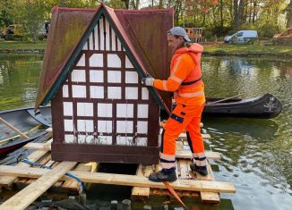 Das Entenhaus am Wolfenbütteler Stadtgraben wird zur Reparatur abtransportiert. Foto: Stadt Wolfenbüttel