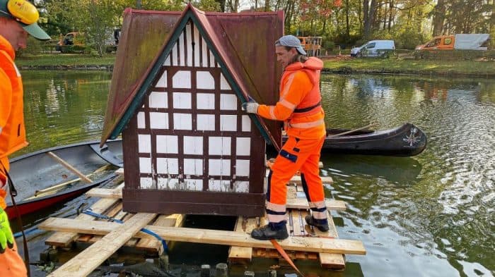 Das Entenhaus am Wolfenbütteler Stadtgraben wird zur Reparatur abtransportiert. Foto: Stadt Wolfenbüttel