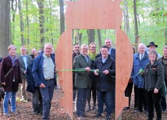 Hubertus Heil durchschnitt zusammen mit Dr. Klaus Merker, Präsident der Niedersächsischen Landesforsten, das grüne Band zur Wiedereröffnung des Walderlebnispfads im Zweidorfer Holz. Foto: Bettina Stenftenagel