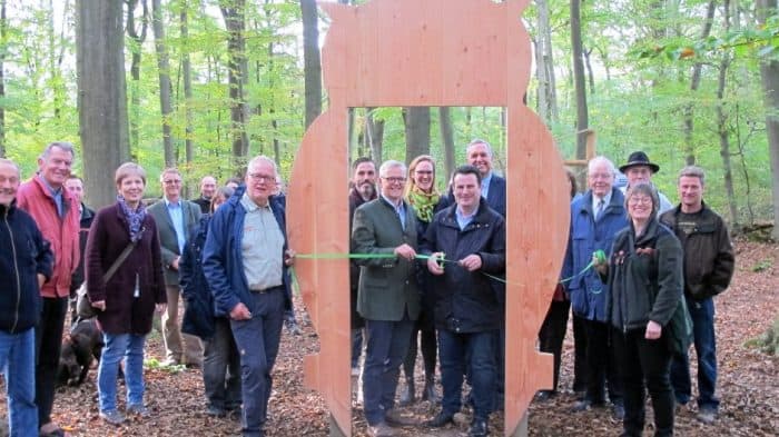 Hubertus Heil durchschnitt zusammen mit Dr. Klaus Merker, Präsident der Niedersächsischen Landesforsten, das grüne Band zur Wiedereröffnung des Walderlebnispfads im Zweidorfer Holz. Foto: Bettina Stenftenagel