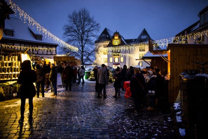 Stimmungsvolles Ambiente auf dem Schlosshof. Foto Museum Schloss Fürstenberg