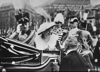 Ernst August und Victoria Luise werden bei ihrer Ankunft in Braunschweig von Braunschweigs Oberbürgermeister Hugo Retemeyer begrüßt. Foto: Stadtarchiv