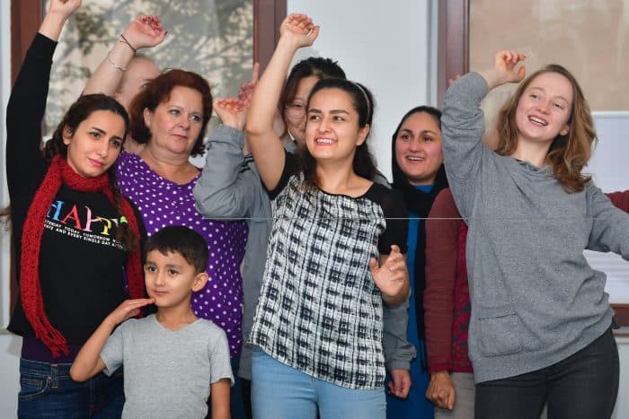 Mit Spaß bei der Sache: die „Märchenfrauen“ beim Verein frauenBUNT. Foto: Andreas Greiner-Napp/SBK