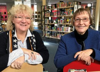 Regina Ernst (links) und Ille Schneider verantworten im kommenden Jahr gemeinsam die Kinder- und Jugendbuchwoche. An ihrer Seite: ein engagiertes Team von Ehrenamtlichen. Foto: Maria Osburg